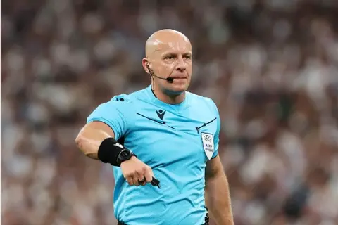  صافرة بولندية وثنائي ياباني.. مارتشينياك حكمًا لمباراة مصر وإيران في كأس العالم